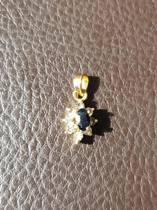Pendentif doré pierre bleu et strass